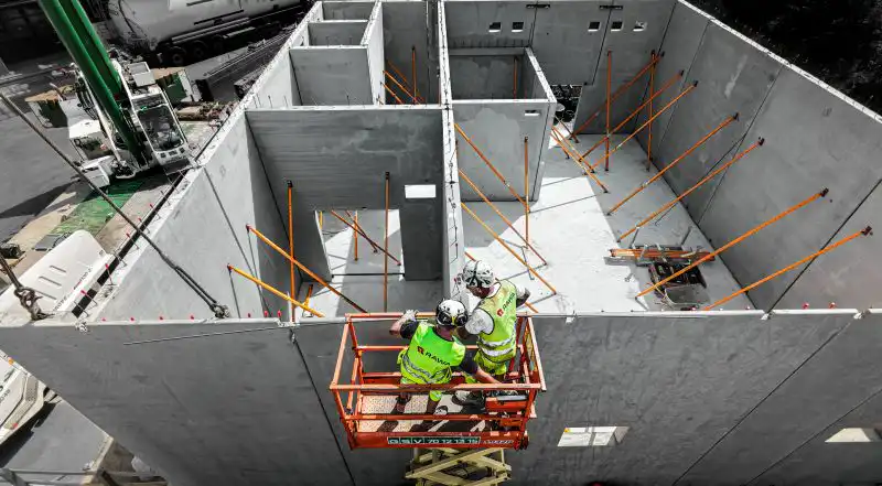 RAWA medarbejdere på lift ved betonvæg