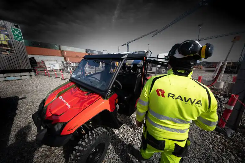 Rawa medarbejder ved arbejdsbuggy