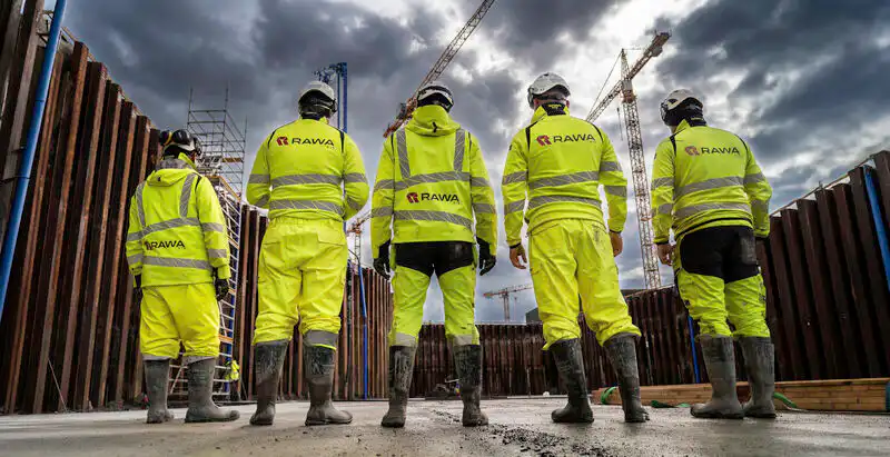 Rawa medarbejdere står på linje ved byggeprojekt